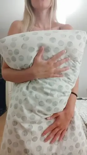 Who wants to play pillow fight with me? 💓🇸🇪 [video]