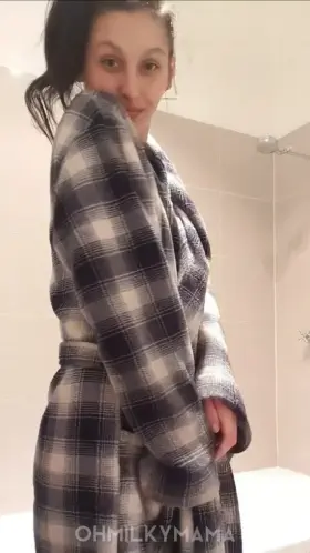 Just a little milf getting rid of her robe