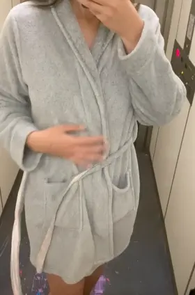 Would you get in the elevator with me?😳😏