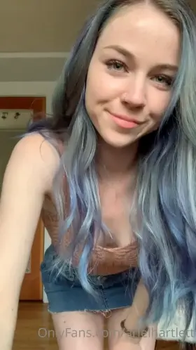 SHE'S SO HOT 🔥 CLICK ON CROSSPOST FOR MORE