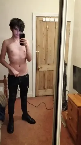 You wanna stroke this uncut teen😈