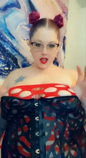 Fuck me I look good in red 💋