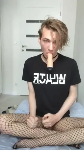 Give the real dick please 😖