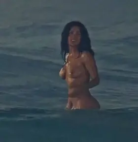 Salma Hayek, beckoning