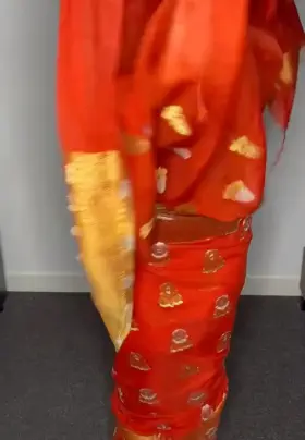 Omg have you ever seen anyone wear a saree like this?! [f]
