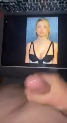 Sydney Sweeney’s massive mommy Tits make me cum a massive load 🥵