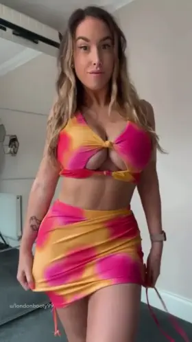 No panties so it's easier to access my pussy on my night out🤭