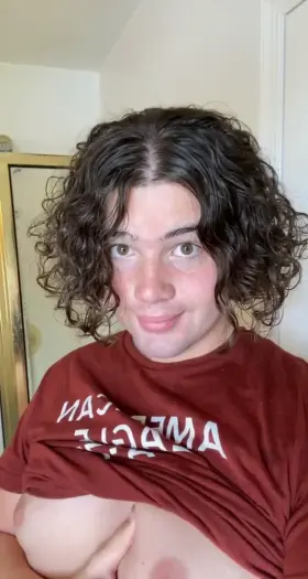 I love looking at strong veiny Cocks with thick mushroom heads 😳