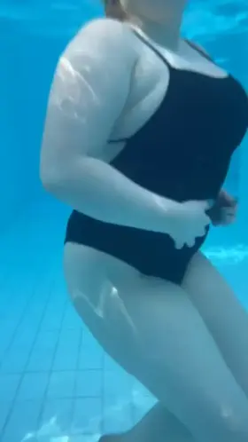 Flashing at the pool 💦