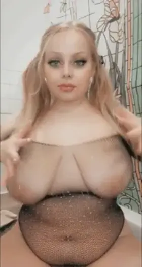 Feel like pure shite just want my big tits squeezed n sucked on 💔🖤