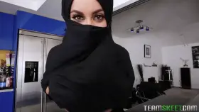 Girl In Niqab Shows Her Boltons