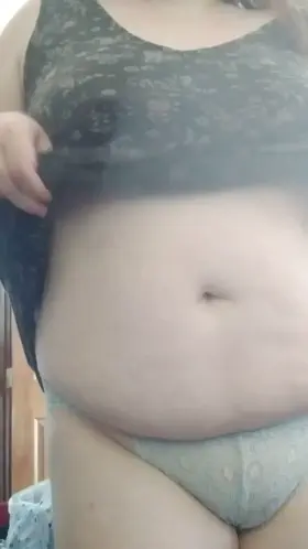 starting to feel more comfortable with showing my tummy