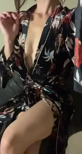 I thought you might want to take a look under my robe 😜