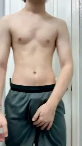 Playing with my bulge 🤭