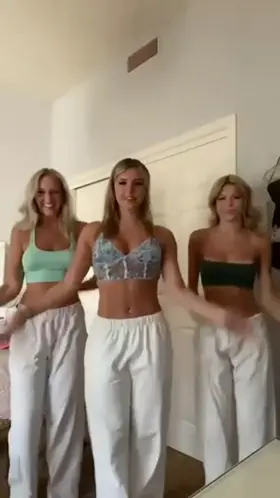 Feeding/screensharing tiktok/irl/petite if you can cam/mic on DC/Insta. Can also cum together/feed.