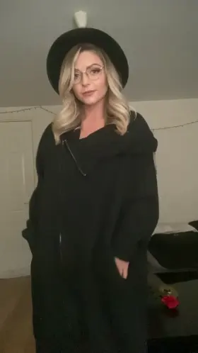 Using this little body to cast a spell on you.. 🧙🏻‍♀️🖤