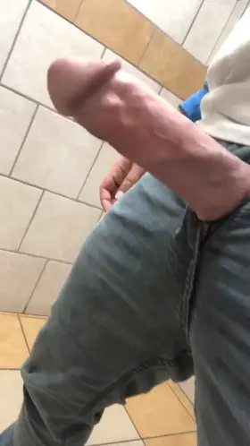 Hubby swinging his fat monster cock🍆 around in public 🥺