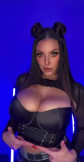 Look at those juicy mommy tits bounce 🥵🥵