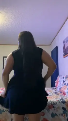 Full strip tease video available on my OF 😈😈 free subscription and I take requests 😘