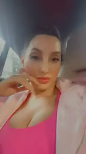 Nora Fatehi Cleavage show