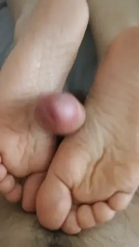 my gf's pretty feet make me hard