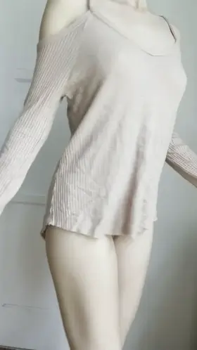 Hi I’m a college girl who loves to get naked 🙋🏻‍♀️