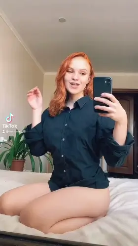 Redhead babe's got an awesome body!