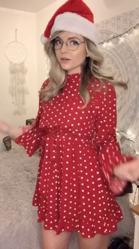 I’m your early Christmas present!.. 🎁☺️