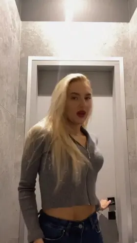 work was too stressy.. had to sneak in the restroom to have some fun hehe