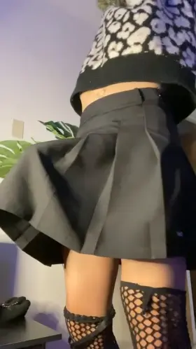 Full mast under the skirt