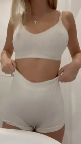 20[F] Hit the up arrow for a surprise in your DMs! I am one of the girls that actually sends [Snp: Daraphiah ]