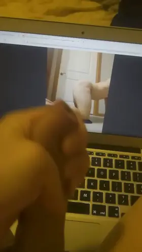 U/cockcurious321 cumming to a sexy muscled jock is hot!