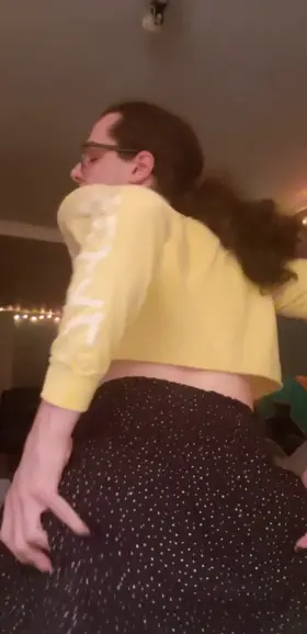 22 nb Massachusetts/Online - femboy looking for a hung fit man to breed me