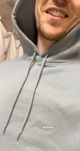 Just a horny boy who really likes to show off his 🍆