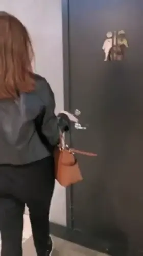 When you randomly stumble upon a friend at the local mall 😳💕