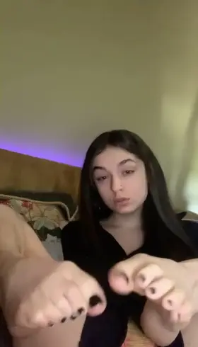 ohai 🖤 just showing off my black nail polish 🖤