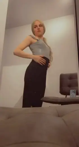 Do you like me better with or without the dress? 😌🍑