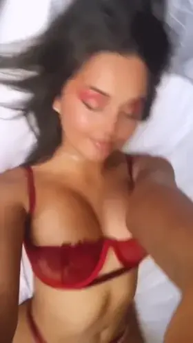 red lingerie + petite frame = innocently naughty 😋