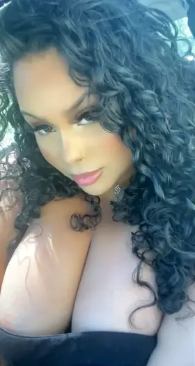 Flashing my tits onto oncoming traffic 🔥