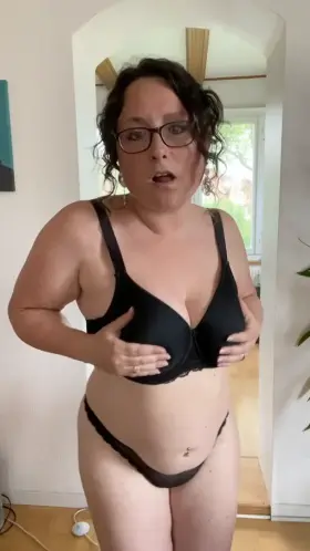 Could use a good pounding, which one of you big cocks can handle this? [Video]