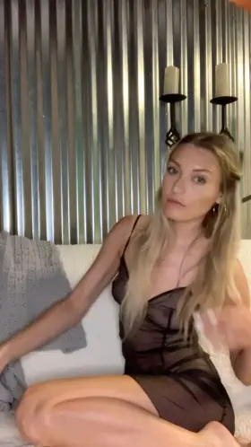 A little striptease just for you! 😽