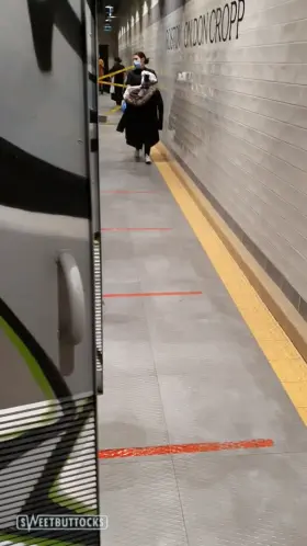 Shop fitting room [by sweetbuttocks]