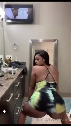 Check link in comments for her new video 😻👇🏽💦