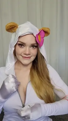 Looking to show off some cheeks for a nut or two!