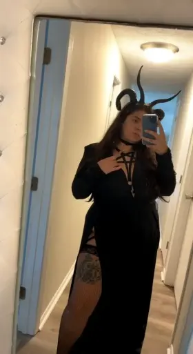 Let me be your soul sucking succubus 😈🖤
