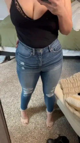 I wanna be the MILF who shows you how it’s done, you won’t be disappointed. [F]30