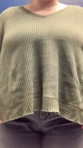 chubby girls get horny at work too 😉 [f]