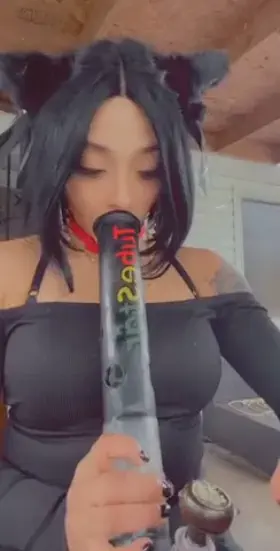 Hai, I’m molly 😺 I’m just a horny stoner goth kitty 😽💨 cum subscribe to my onlyfans for free🥀 link in comments ⏬⏬