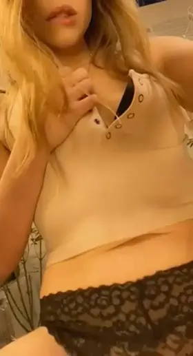 Showing off for you in the garden 🥰