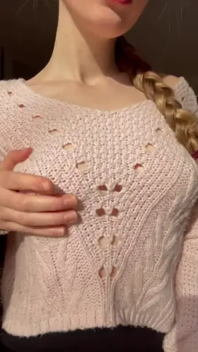 Thinking about my professor noticing that I’m not wearing a bra makes me so horny 😈💕